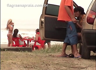 Casal safado faz sexo word-of-mouth em público na praia de Mongaguá - SP